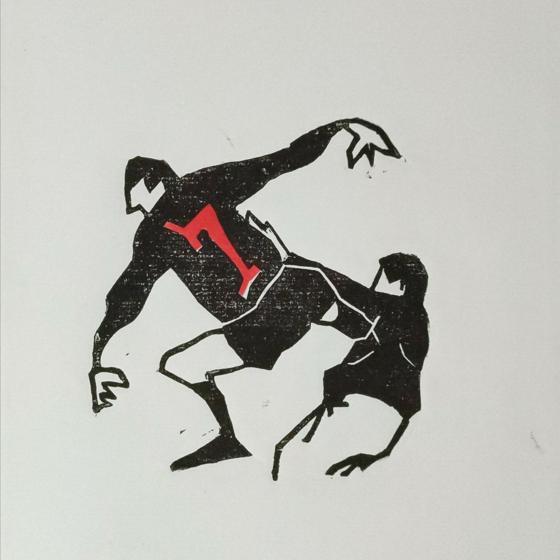 Impresión de linografía de Cantona dando una patada en el pecho a un nazi. Cantona sale de espaldas, con botas de fútbol, calcetines, pantalones cortos y camiseta de manga larga, todo negro. El número 7 aparece en el centro de la camiseta, en rojo Tiene la pierna izquierda con casi ángulos rectos en ingle y rodilla; los brazos forman una T con el tronco del cuerpo con unas manos mal dibujadas (de 3 dedos) con los dedos apuntando hacia abajo. La pierna derecha se apoya firmemente en el pecho del nazi que aparece a su derecha. El nazi lleva una cazadora negra, la cara está ligeramente tapada por el brazo izquierdo que tiene levantado con la mano en alto. El pelo negro lo lleva corto, pero no al 0. El dibujo es tosco y simple, y las caras no muestran ojos ni bocas. El papel tiene un color ligeramente grisáceo, y tiene una textura algo rugosa, como se puede apreciar en el color de la impresión, que muestra partes con poca tinta en las que se aprecia la textura del papel.