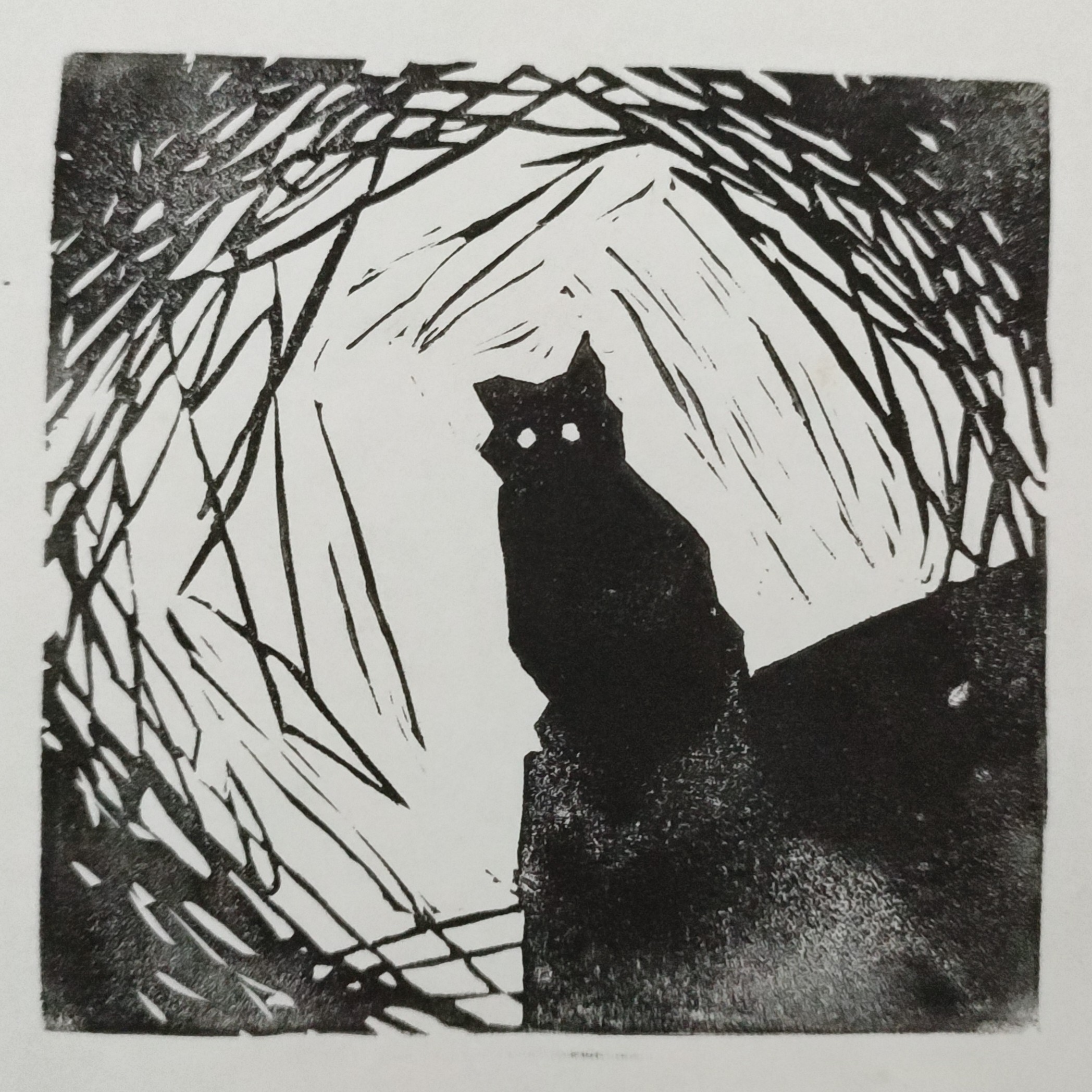 Foto a una lámina estampada en color negro sobre papel blanco, de una gata. La gata está en la equina inferior derecha, con unos ojos completamente blancos, sobre una superficie sin definir que tiene debajo. La gata y la superficie sobre la que se posa ocupan algo más que del cuarto inferior derecho de la lámina, quedando los ojos de esta casi en la mitad de la lámina. Los trazos son toscos, sin curvas, todo líneas rectas (a excepción de los agujeros redondos de los ojos). La imagen se ha hecho para que se plasme un gran viñeteado en las esquinas, pasando del blanco al negro, a base de menos a más condensación de líneas. El estampado del color es desigual, mostrando distinta carga de color por una presión no uniforme. La composición tiene algo inquietante.